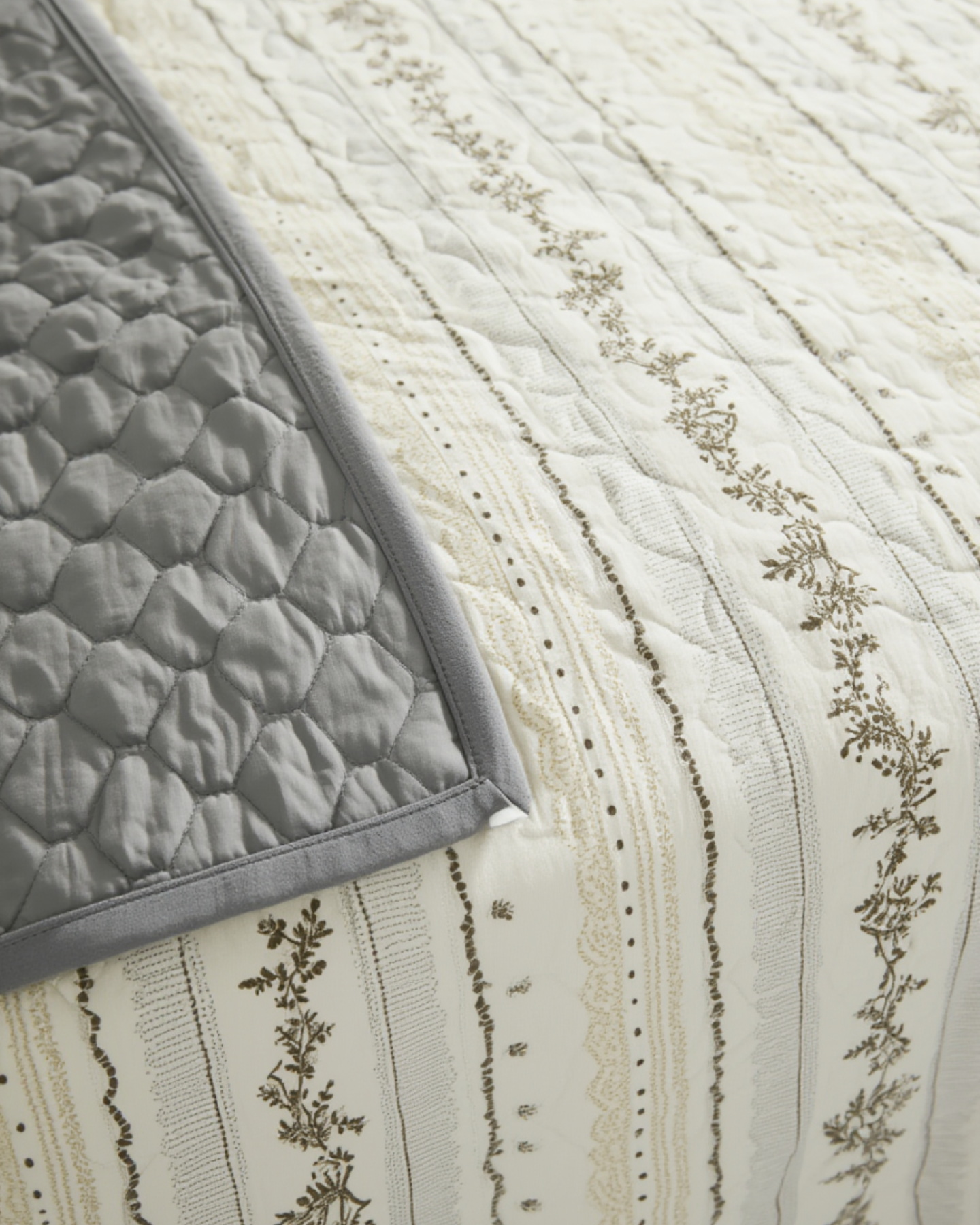 Linea Quilt Set
